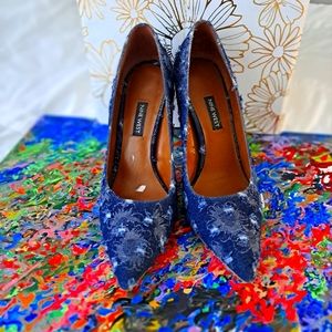 Nine West size 8 1/2 Blue Jean print heel